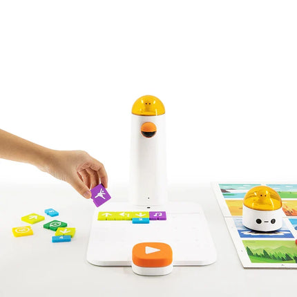 Enfant posant des blocs de codage sur le plateau du Matatalab Coding Set