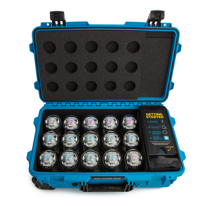 Valise du pack classe Sphero BOLT ouverte, avec ses 15 robots sur leurs socles de charge