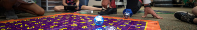 Robot Sphero BOLT évoluant sur un tapis quadrillé en classe