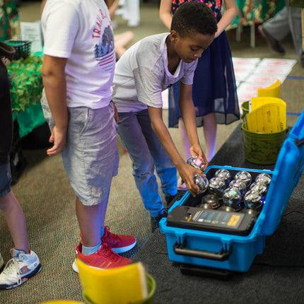 Élèves sortant les robots Sphero BOLT de la valise du pack classe