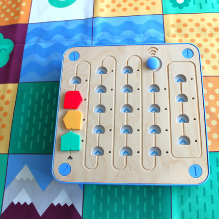 Planche d'interface du Cubetto+ avec ses blocs de programmation de couleur