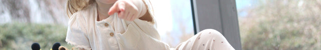Enfant enthousiaste suivant le trajet du Cubetto+ sur la carte