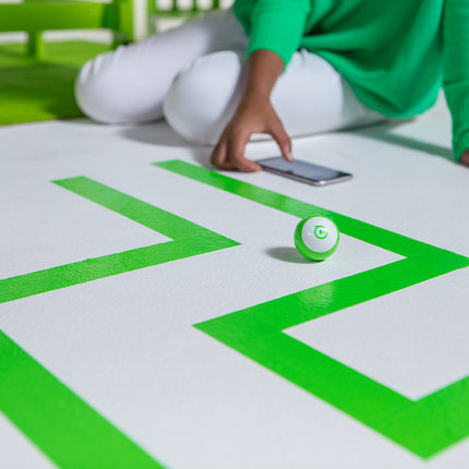 Élève programmant un Sphero Mini depuis une tablette