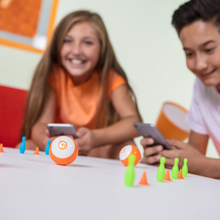 Sphero Mini utilisé sur un parcours avec ses cônes