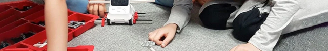 Enfants construisant un projet avec Codey Rocky et des briques LEGO
