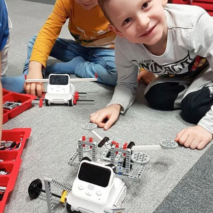 Enfants construisant un projet avec Codey Rocky et des briques LEGO