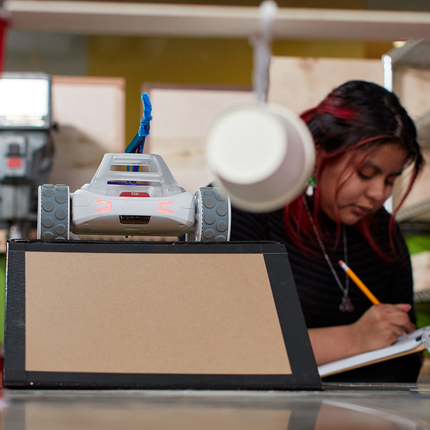 Élève programmant le Sphero RVR+ en classe