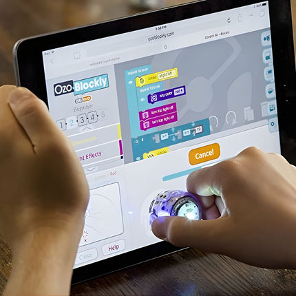 Ozobot Evo en activité de codage sur papier