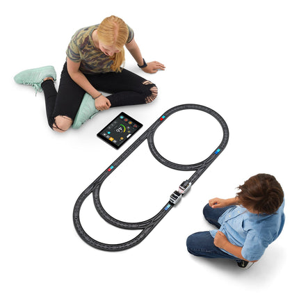 Enfants construisant un circuit Intelino Smart Train au sol