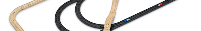 Circuit Intelino raccordé à des rails en bois grâce aux adaptateurs