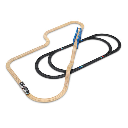 Circuit Intelino raccordé à des rails en bois grâce aux adaptateurs