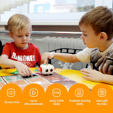 Enfants utilisant le Tale-Bot Pro sur une piste d'activités