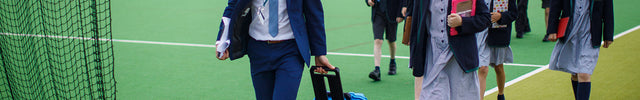 Enseignant transportant la valise à roulettes du pack classe Sphero BOLT
