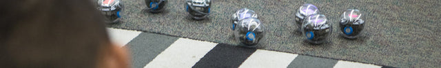 Élèves programmant plusieurs robots Sphero BOLT sur un parcours au sol