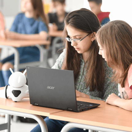 Élèves programmant le robot Photon sur ordinateur en classe