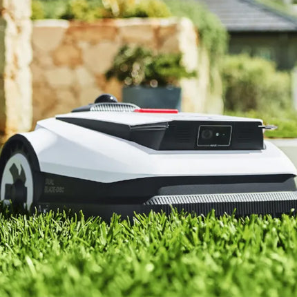 Ecovacs GOAT A1600 LiDAR PRO robot tondeuse en fonctionnement dans un jardin