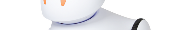 Robot Photon aux antennes orange, vue de trois quarts sur fond blanc
