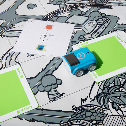Robot Sphero indi roulant sur une tuile de couleur verte le long d'un parcours