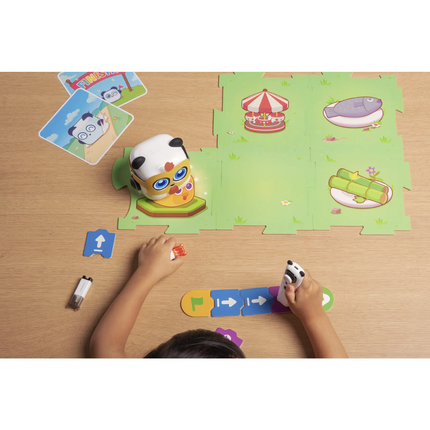 Enfant programmant le robot mTiny sur les puzzles thématiques avec le stylet Tap Pen