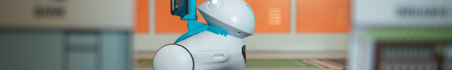 Robot Photon circulant sur une maquette de ville lors d'une activité en classe